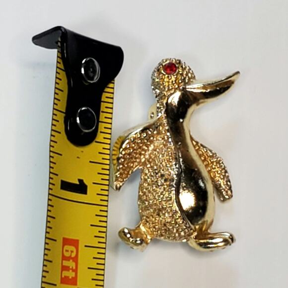 Vintage Gold Tone Penguin Red Rhinestone Eye Scatter Brooch Pin 1.25" Small - Picture 3 of 3